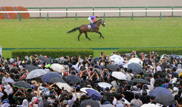 宝塚記念直前にゲリラ豪雨...視界は真っ白で屋内に逃げ込む観客が続出　騎手はカッパ用意できずビショぬれ