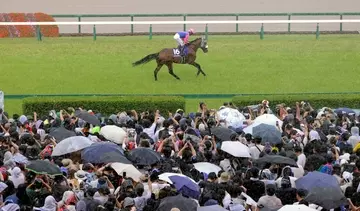 宝塚記念直前にゲリラ豪雨...視界は真っ白で屋内に逃げ込む観客が続出　騎手はカッパ用意できずビショぬれ