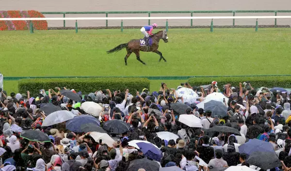 宝塚記念直前にゲリラ豪雨...視界は真っ白で屋内に逃げ込む観客が続出　騎手はカッパ用意できずビショぬれ