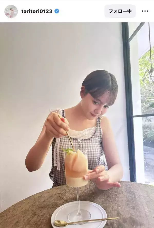 ママになった大人気モデル、ノースリーブ＆デコルテ開けで脇チラ「可愛いママ」「天使」「宇宙一」トリンドル玲奈が公開