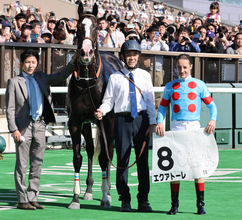 【東京５Ｒ・２歳新馬】顕彰馬イクイノックスの全妹エクアトーレが３馬身差の完勝　ルメール騎手「全部良かったと思います」