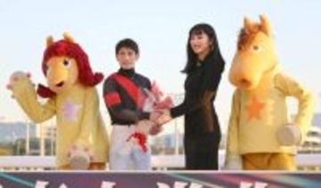 池田エライザが大井競馬場に登場　東京大賞典でナルカミに「初めて」の馬券託すも的中ならず