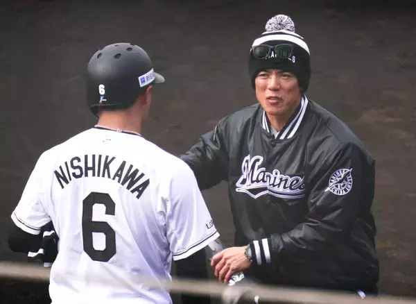 【ロッテ】松井稼頭央臨時コーチが西川史礁＆山本大斗にマンツーマン熱血指導…サブロー新監督のＰＬ学園先輩