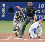 【巨人】山瀬慎之助、爆肩で盗塁阻止　地をはうような弾丸送球で三振ゲッツー　今季初スタメンで存在感！