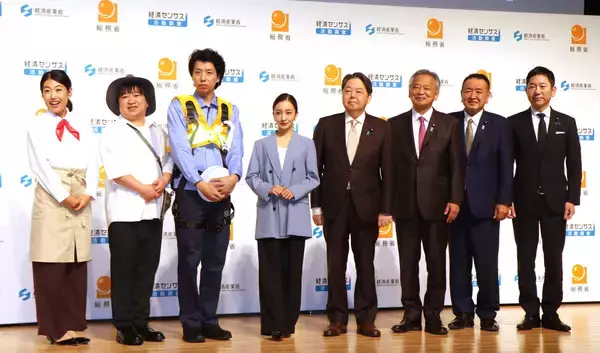 板野友美、凛々しい女性経営者姿　再会した林芳正総務相は親しみ込め「ともちん」　「この社長のもとで仕事がしたい」と太鼓判