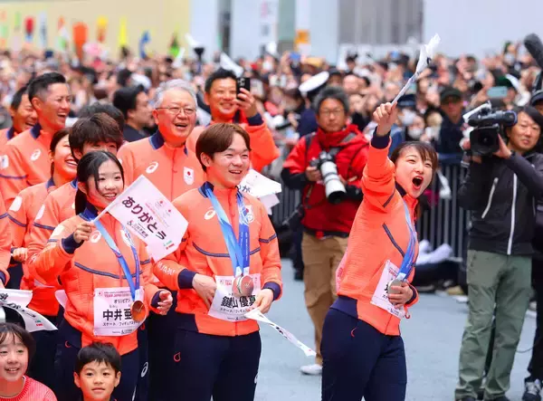 冬季五輪パレード初実施　ともに引退表明の坂本花織「見守られる選手を１人でも多く育てていけるよう」　高木美帆「貴重な場。感謝の気持ちを伝えられた」