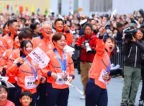 冬季五輪パレード初実施　ともに引退表明の坂本花織「見守られる選手を１人でも多く育てていけるよう」　高木美帆「貴重な場。感謝の気持ちを伝えられた」