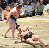 「２敗首位対決で安青錦が勝利…綱取りの霧島を退ける　獅司、尊富士も敗れて単独トップ　特例での大関復帰場所で優勝なら史上初」の画像1