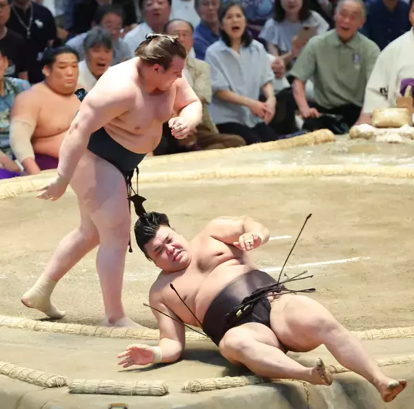 ２敗首位対決で安青錦が勝利…綱取りの霧島を退ける　獅司、尊富士も敗れて単独トップ　特例での大関復帰場所で優勝なら史上初