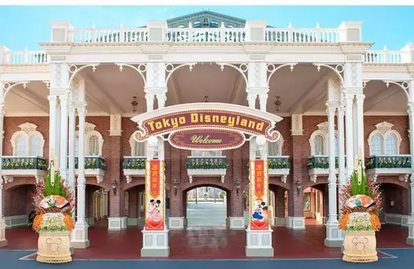 ディズニーの馬キャラは？　ＴＤＬの門松となって新年のゲストを出迎え…ミニーが主役の新パレードは１４日に開幕