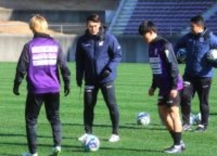 Ｊ２藤枝・槙野智章新監督が始動「グッド」「ブラボー」選手鼓舞し現役さながらの動きで熱血指導