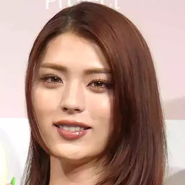 井手上漠、ミニスカ×ロングブーツで抜群のスタイル披露！「そんな技ももってんの」「魅力しかない」