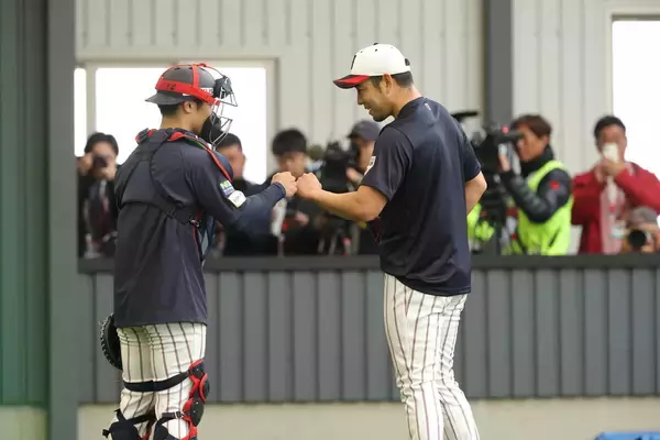 菊池雄星が宮崎合宿初ブルペン　打席には井端弘和監督　ダルビッシュが見守る中で背番号と同じ１７球