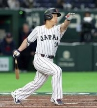 侍４番・吉田正尚が“秘打”で４試合連続安打　ボールの皮さけ…強烈な回転でファウルからフェアゾーンへ