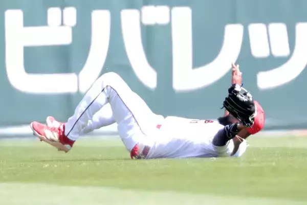 【広島】ファビアンが難しいライナーをダイビングキャッチ　ＯＰ戦打率１割も守りでビックプレー