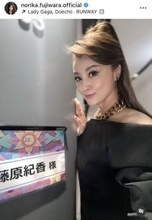 ５４歳・藤原紀香のランウェー姿に称賛の声　超ミニドレスが「圧巻です」「綺麗！可愛い！たまりません」