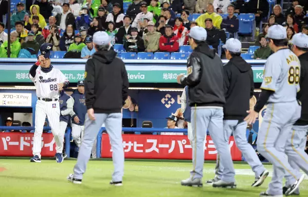 【阪神】球場騒然！藤川球児監督　感情抑え代走のジェスチャー　岡城に死球→森下頭部付近への危険な１球