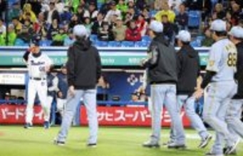 【阪神】球場騒然！藤川球児監督　感情抑え代走のジェスチャー　岡城に死球→森下頭部付近への危険な１球