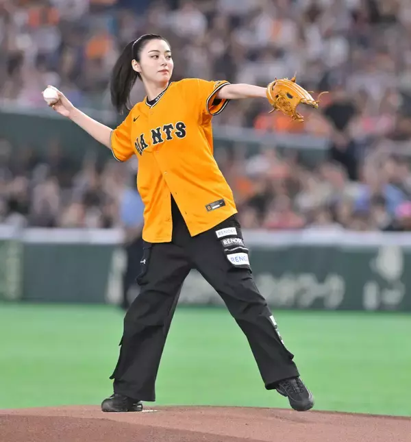 【巨人】池田エライザがポニーテール姿で始球式　オレンジユニホームで投球後は深々とお辞儀