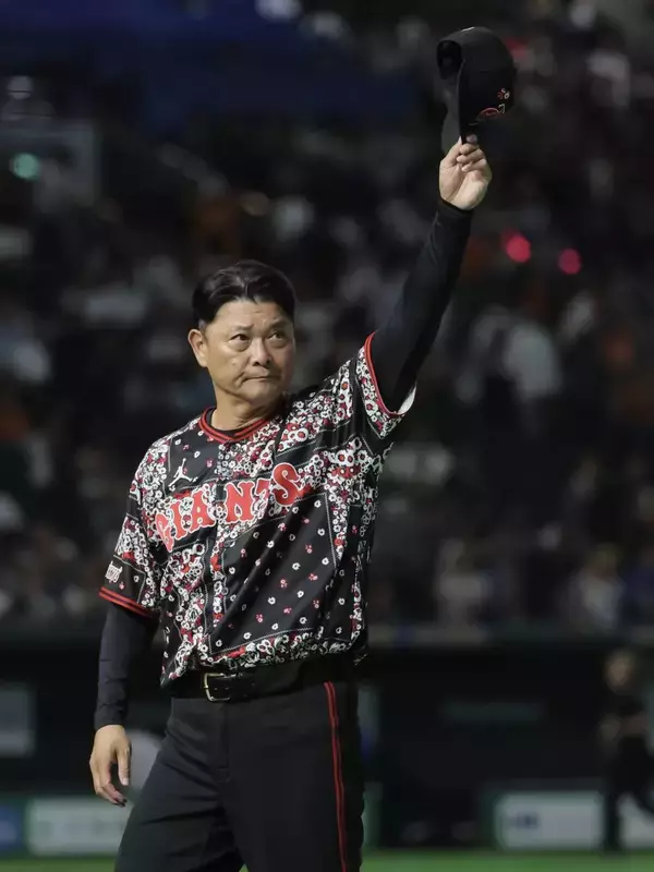 【巨人】橋上監督代行「飛車もあれば桂馬も香車も金も銀も…」黒と赤の斬新デザイン特別ユニで将棋を連想「自分の個性は何か」