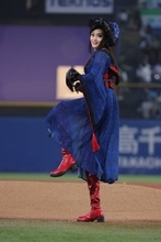 藤原紀香　キャッツアイ衣装で高島礼子、剛力彩芽とファーストピッチ　ダンスも披露