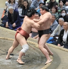 幕内・朝紅龍が連敗を３で止める　「上手を取りにいってはダメ。それだけやろうと思った。ここから流れが変わってくれたら」