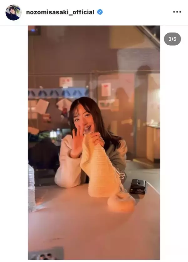 佐々木希「子供の帽子を編みました」かわいい帽子に「私のもお願いできませんか？」「愛が形に」「羨ましいの極み」