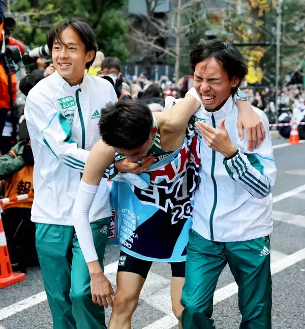 【箱根駅伝】青学大・塩出翔太の区間新を確信した仲間…胃腸炎で欠場の荒巻朋熙が力水「一番、動きが良かった」