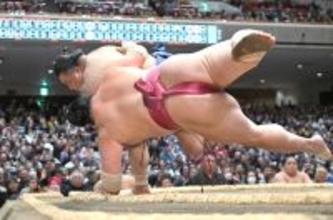 高安の２勝目は腕ひねり　３６歳・うま年は馬力全開　「２０１０年秋場所幕下優勝６番相撲以来かな」