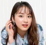 「平祐奈、丸眼鏡をかけた爽やか休日ショットでファン魅了！「笑ってる顔めちゃ好き」「メガネも可愛い」「ビジュいいじゃん」」の画像1