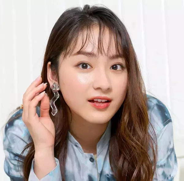 平祐奈、丸眼鏡をかけた爽やか休日ショットでファン魅了！「笑ってる顔めちゃ好き」「メガネも可愛い」「ビジュいいじゃん」