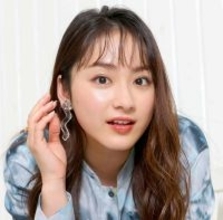 平祐奈、丸眼鏡をかけた爽やか休日ショットでファン魅了！「笑ってる顔めちゃ好き」「メガネも可愛い」「ビジュいいじゃん」