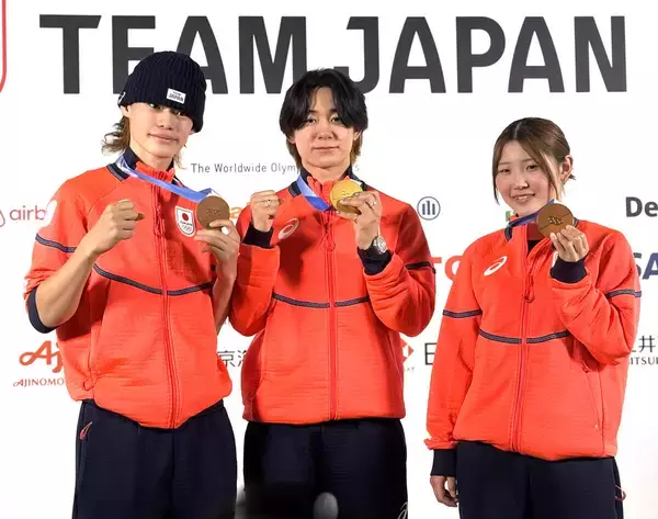 【五輪】スノボＨＰメダリスト戸塚優斗、山田琉聖、小野光希が羽田空港に帰国　到着ロビーのファン約１００人が拍手で迎える