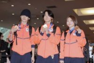 【五輪】スノボＨＰメダリスト戸塚優斗、山田琉聖、小野光希が羽田空港に帰国　到着ロビーのファン約１００人が拍手で迎える