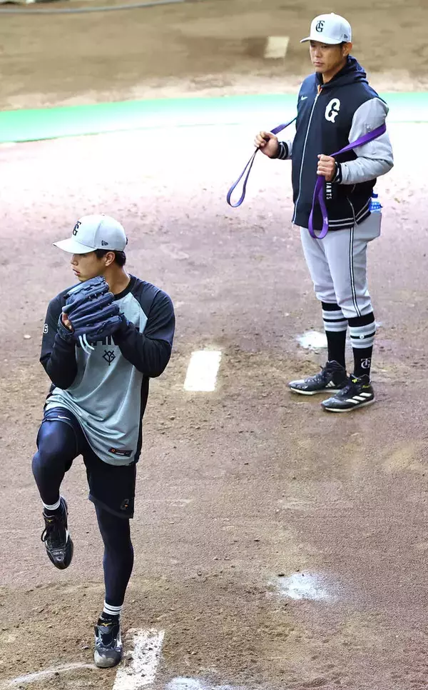 なぜゴムチューブ？　巨人ドラ３・山城京平に内海コーチがマンツーマン特訓で練習法伝授