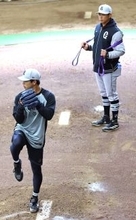 なぜゴムチューブ？　巨人ドラ３・山城京平に内海コーチがマンツーマン特訓で練習法伝授