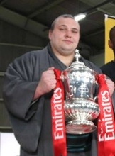 大関・安青錦がサッカーのイングランド・ＦＡ杯を手に「感動」マンＵファンでルーニーが「すごく好き」と明かす