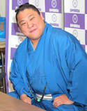 「若隆景、５日目に祝勝会の鯛持ちを予行練習　奥さんが買ってきた鯛１匹を持って「写真を撮らされました」」の画像1