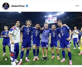 「日本の１０番」堂安律、チュニジア戦快勝後の肩組み集合写真を公開「ナイス勝利！一つ一つ戦っていきます」