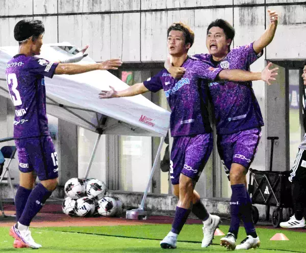 【Ｊ２藤枝】ＤＦ鈴木翔太が先制Ｖ弾　メガホンを握って絶叫「勝ったぞー！」開幕戦快勝発進