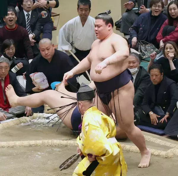 大の里が初黒星　大関・琴桜、安青錦も相次いで敗れる波乱　勝ちっ放しは早くも霧島、欧勝馬、阿炎の３人に