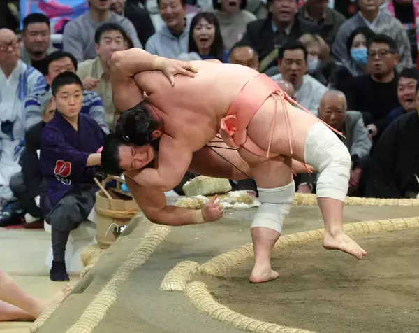 宇良が巧みな投げ技で４勝目　「一方的に負ける相撲が続いていたのでお客さんが喜ぶいい相撲が取れて良かった」