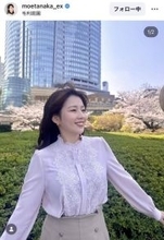 テレ朝・田中萌アナ、毛利庭園で桜を背に”満開”コーデ！淡色トップスで魅了「笑顔がたまらない」「春が来て嬉しそう」