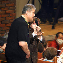 元関脇・水戸泉の錦戸親方、妻のソプラノ歌手を客席から応援　デレデレで「最高です」