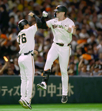 【巨人】キャベッジが８回に１３号ソロ！６月５日のロッテ戦以来となる約１か月ぶりの１発で完封阻止