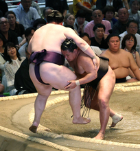 ２場所連続休場明けの横綱・大の里は黒星発進　先場所休場の横綱・豊昇龍、綱取りの大関・霧島は白星スタート　カド番の琴桜、大関から陥落の安青錦も勝つ
