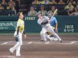 「【巨人】ルーキー小浜佑斗がプロ１号！　首位攻防戦の延長１０回に値千金勝ち越し２ラン」の画像1