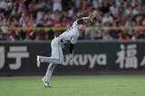 「【巨人】松本剛のレーザービームがさく裂！ドンピシャ送球で勝ち越し点を阻止」の画像1
