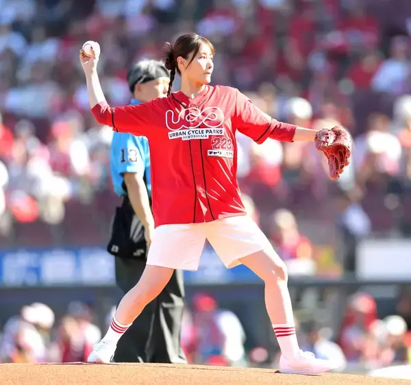 タレント・塚本恋乃葉が始球式　広島出身のカープファン　「それ行けカープ」リレー映像にも出演　父・善之さんは元広島投手で引退後は競輪選手に