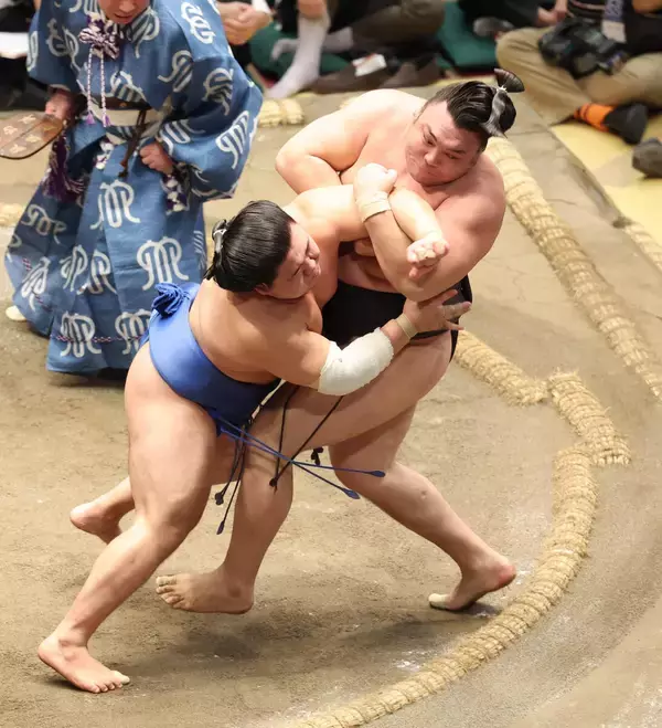 霧島が６敗目で、勝ち越し危機　過去３戦全勝の藤ノ川に不覚　綱取りの場所で思わぬ苦戦